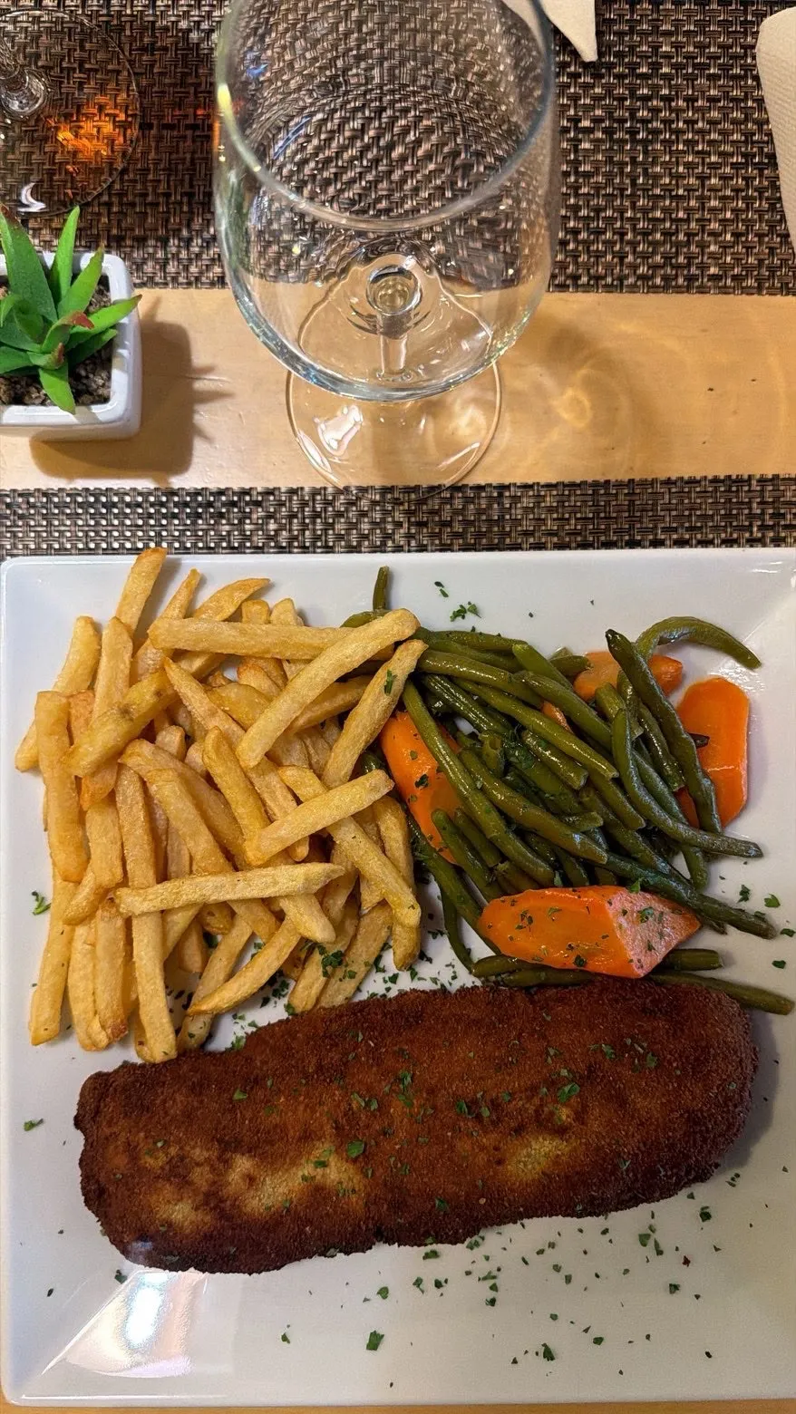 Cachopo, escalope panée farcie, avec frites et légumes