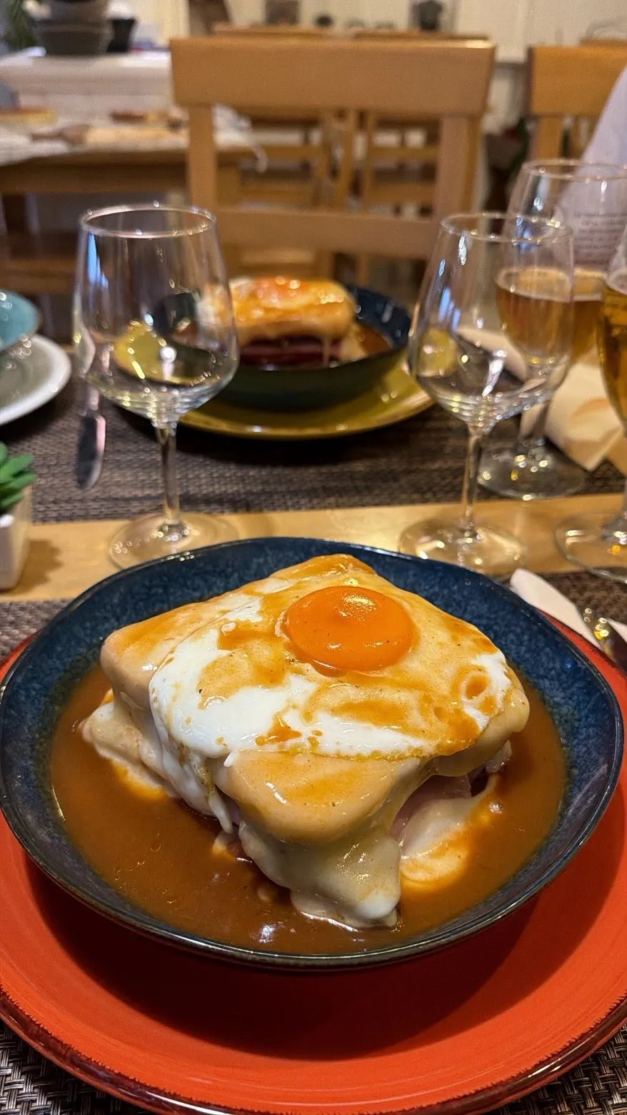 Francesinha, sandwich portugais gratiné, œuf et sauce