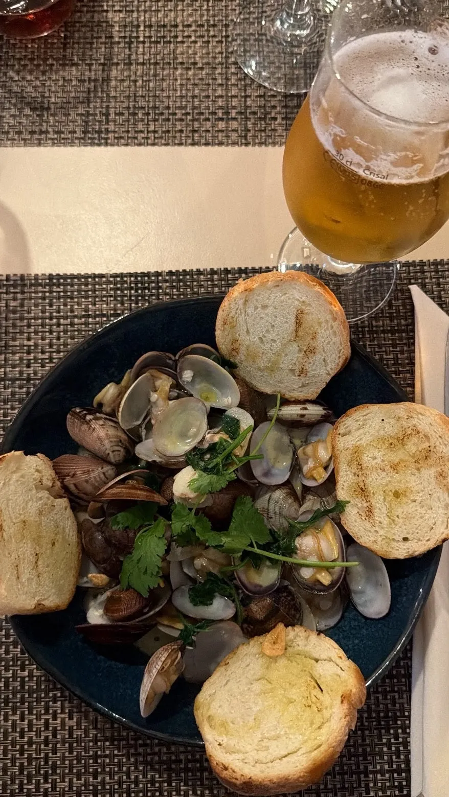 Palourdes à l’ail et à la coriandre, servies avec du pain grillé