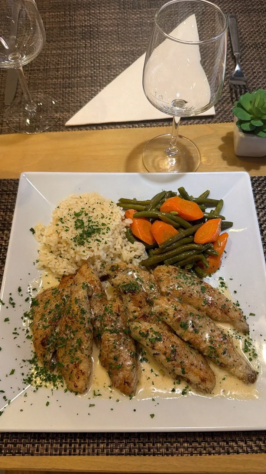Filets de poisson en sauce crémeuse, riz et légumes